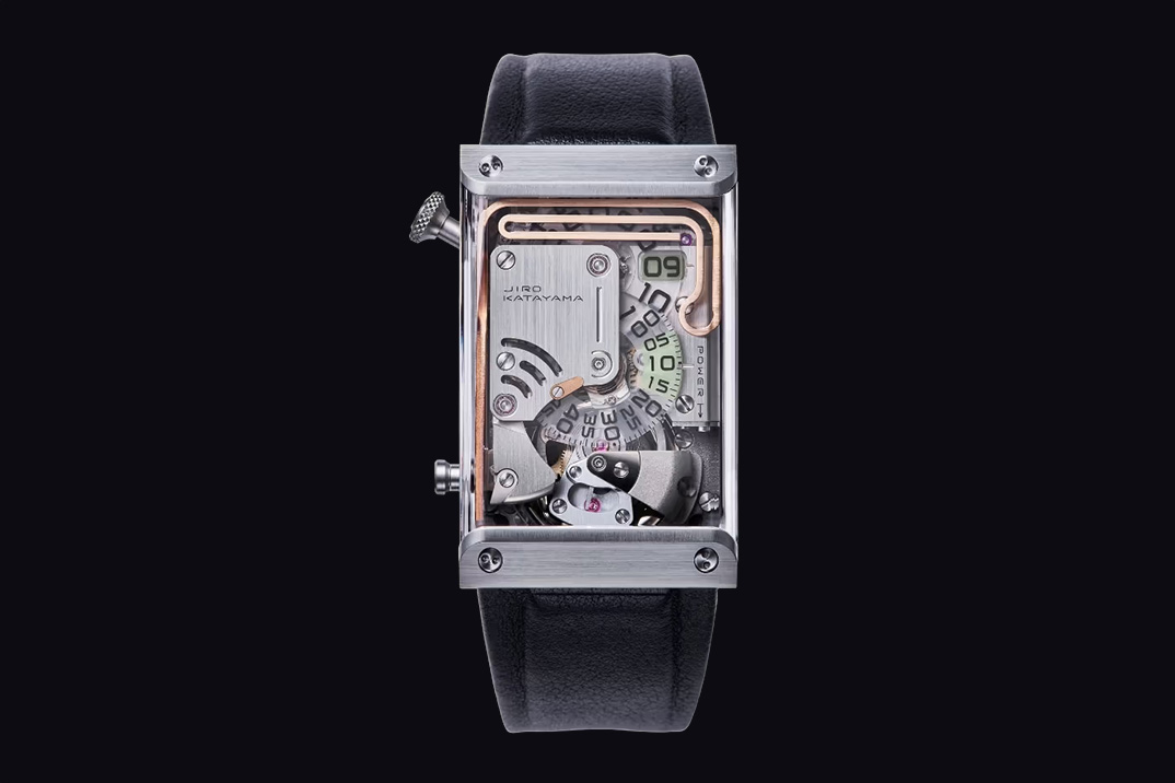 Ōtsuka lōtec US $ 108.000 nº 9 Pacotes de salto, um turbilhão e um gongo impressionante em uma caixa retangular