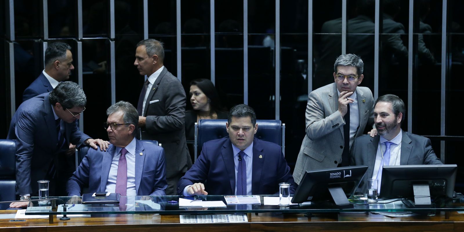 Senado aprova retirada de despesas com tarifaço do teto de gastos