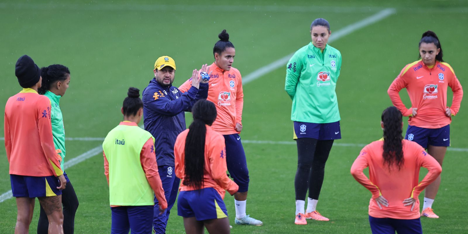 Seleção feminina realiza primeiro treino para amistosos na Europa