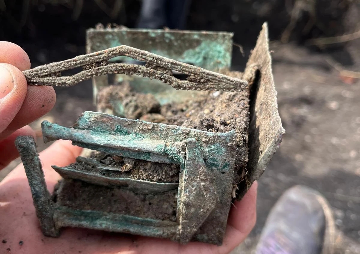 Caixa de bronze em forma de templo encontrado na Romênia – o blog de história