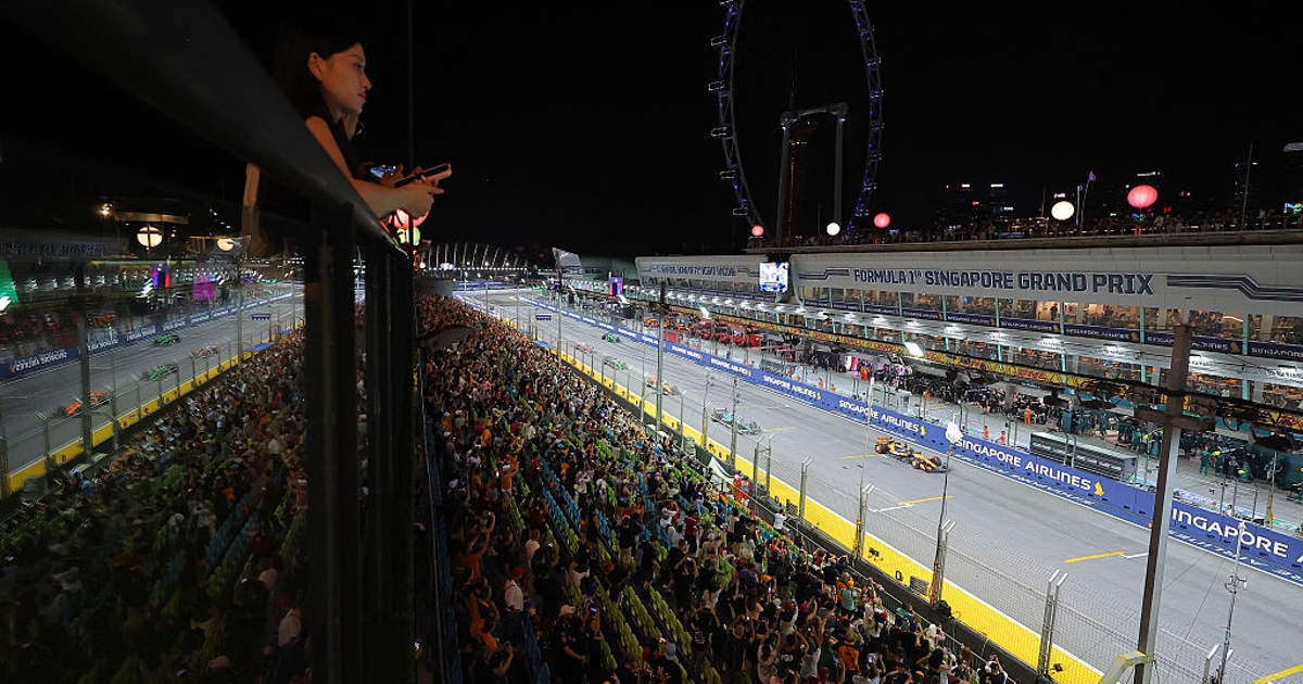 Uma bolsa mista fora do portão em Cingapura para candidatos ao título
