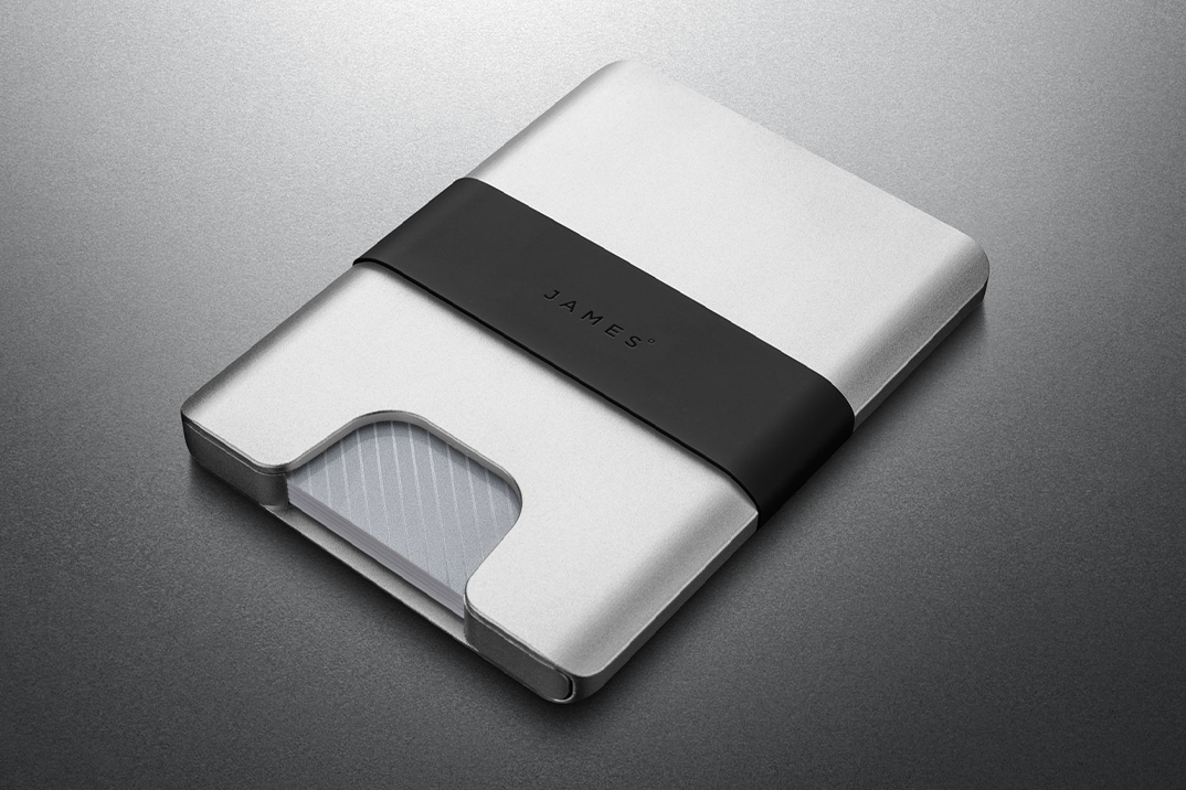 A marca James aperfeiçoa o titular minimalista com o Lowe, sua primeira carteira