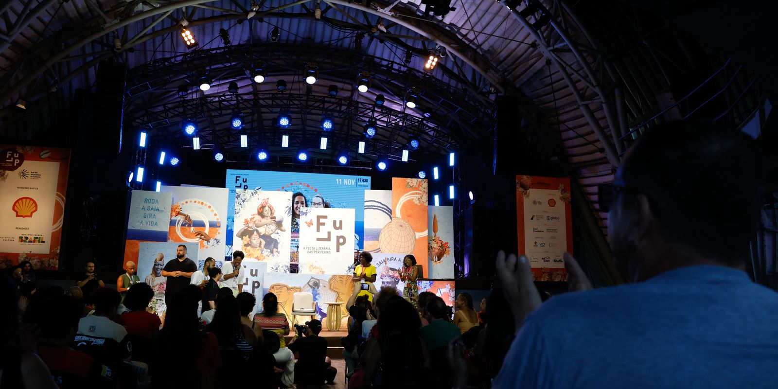 Criações digitais de artistas negros são exibidas em telões no Rio