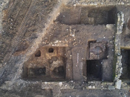 Três grandes tesouros de moedas encontrados em casas do final da era romana – The History Blog