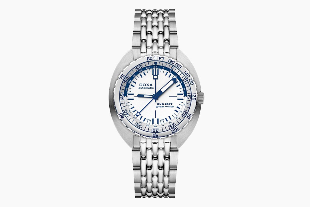 Esta nova Doxa x Topper 250T GMT Great White Collab se transforma em uma água-viva com brilho azul no escuro