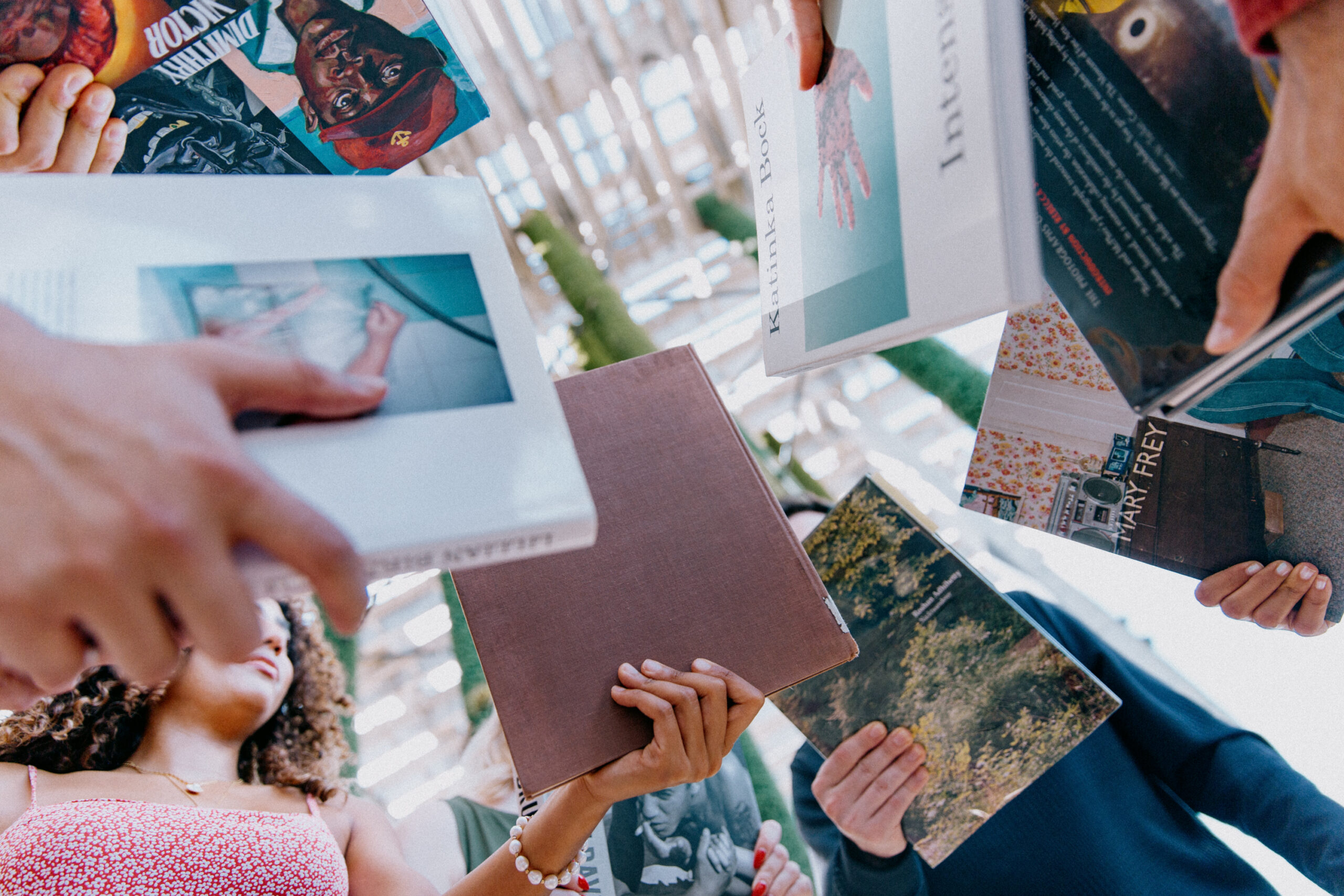 Álbuns de fotos e encontros rápidos: conexão forjada por meio de um par improvável