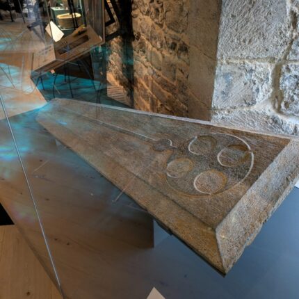 Lápide de naufrágio medieval em exibição – The History Blog