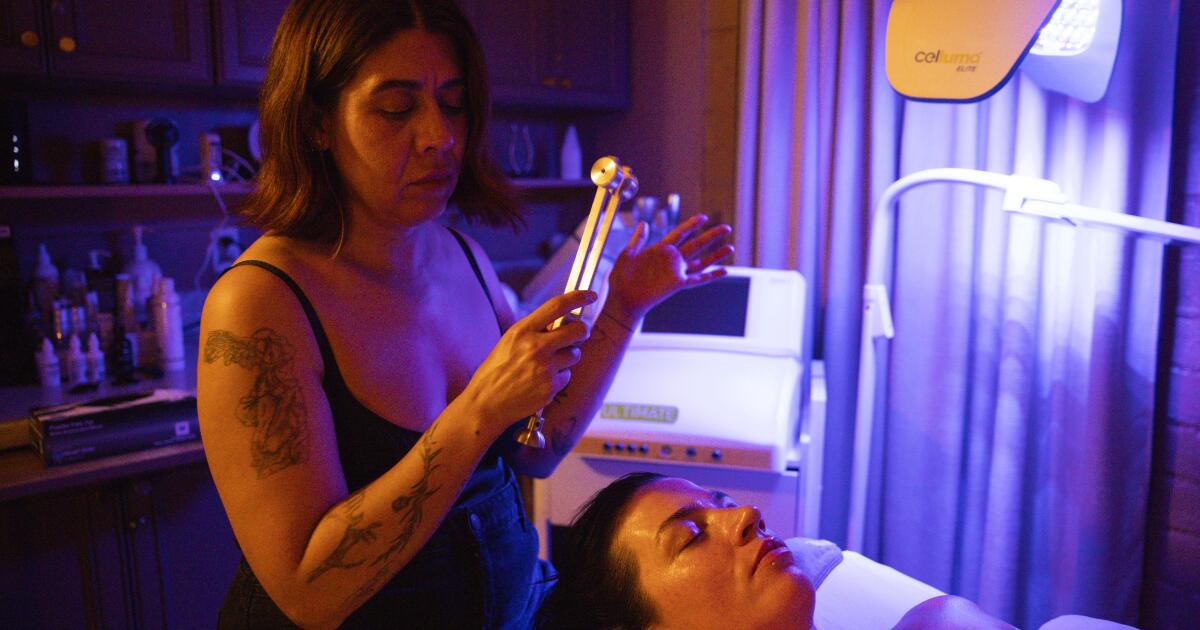 Facial com diapasão: uma nova tendência de beleza ‘holística’ e (cara)