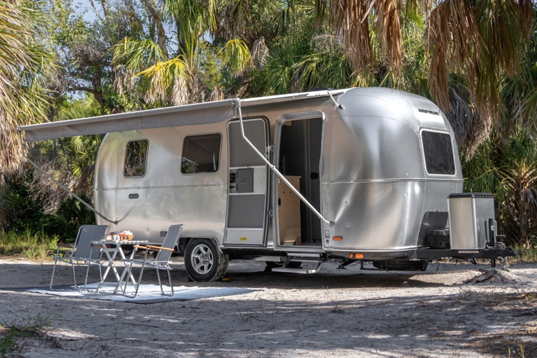 O Lightweight World Traveller 22RB da Airstream torna o reboque menos intimidante