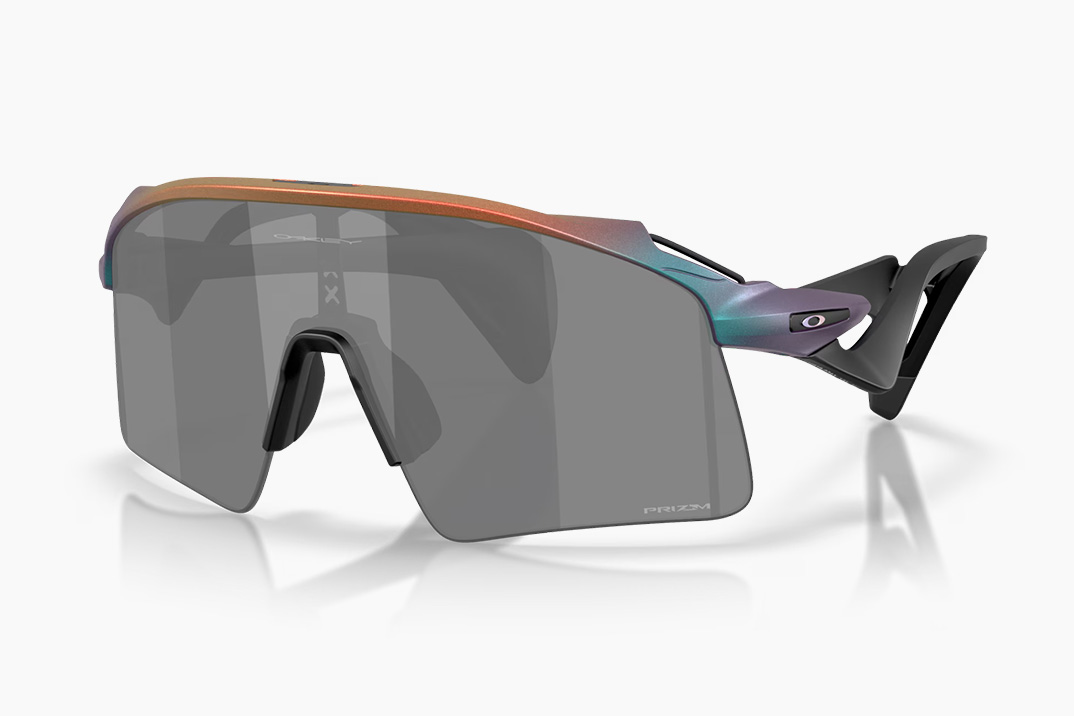 Este tratamento iridescente dá aos óculos de sol já inovadores da Oakley uma estética totalmente nova
