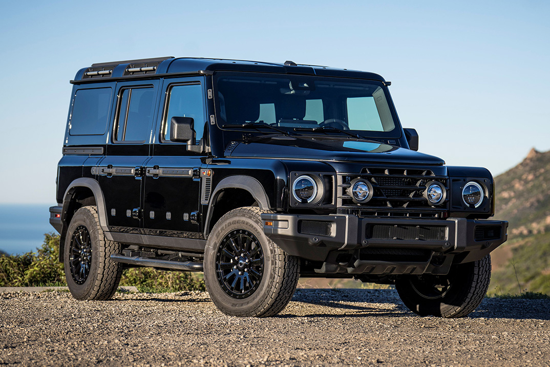 A edição preta 2026 do Ineos Grenadier chega com direção aprimorada e exterior totalmente preto