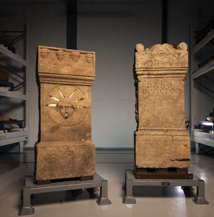 Raros altares mitraicos encontrados na Escócia são exibidos pela primeira vez – The History Blog