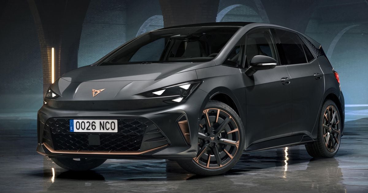 Facelift Cupra Born 2027 revelado com botões físicos e design mais agressivo