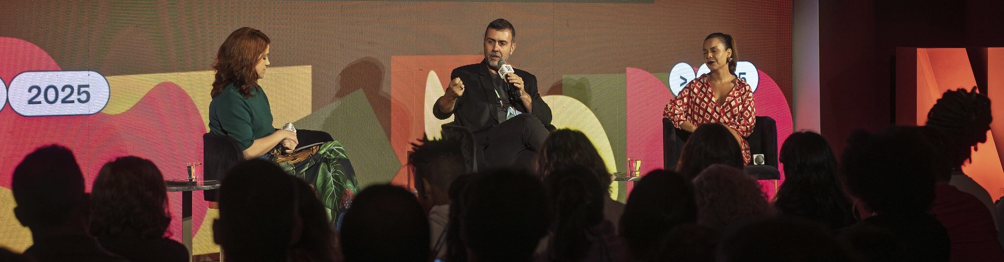 Cenários de sucessos da Netflix viram roteiro de viagem pelas praias brasileiras em guia feito com a Embratur