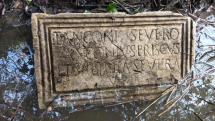 Missão de forrageamento de espargos rende lápide romana – The History Blog