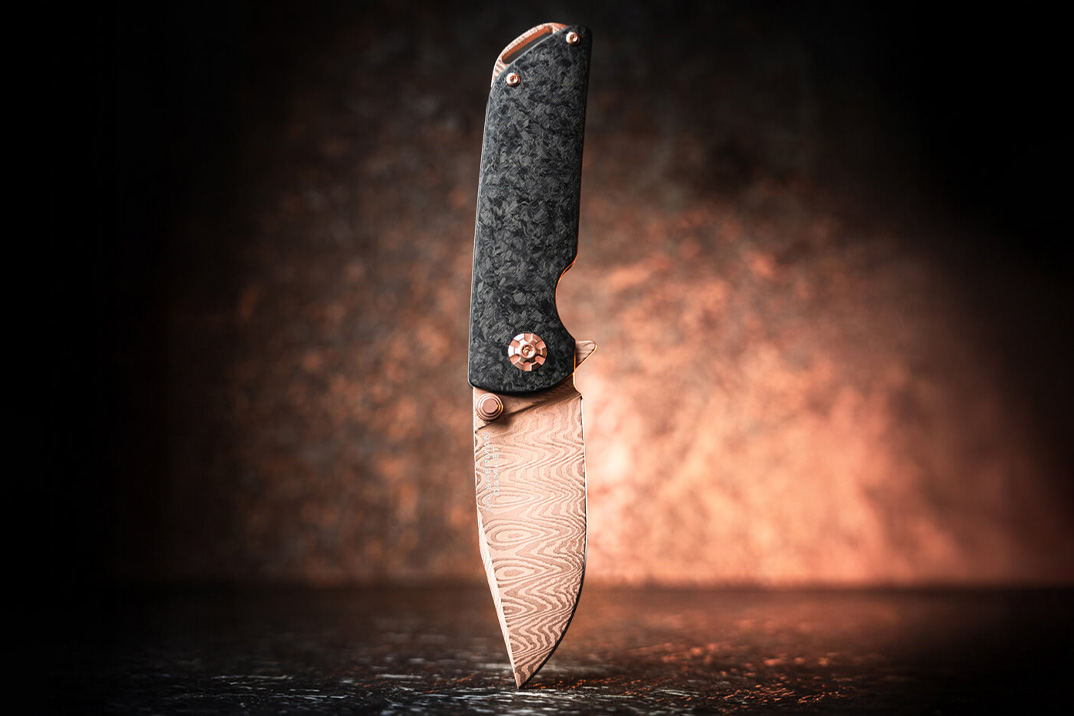 Böker adiciona ouro rosa ao seu M4 Sherman Damast feito de um tanque militar