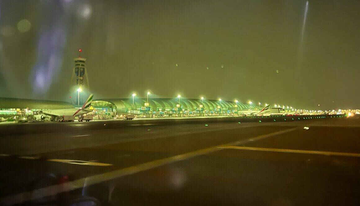 Companhias aéreas evacuam viajantes do conflito no Oriente Médio enquanto milhares permanecem presos
