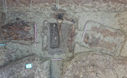 Escudo romano umbo, inscrição grega encontrada em necrópole na Romênia – The History Blog