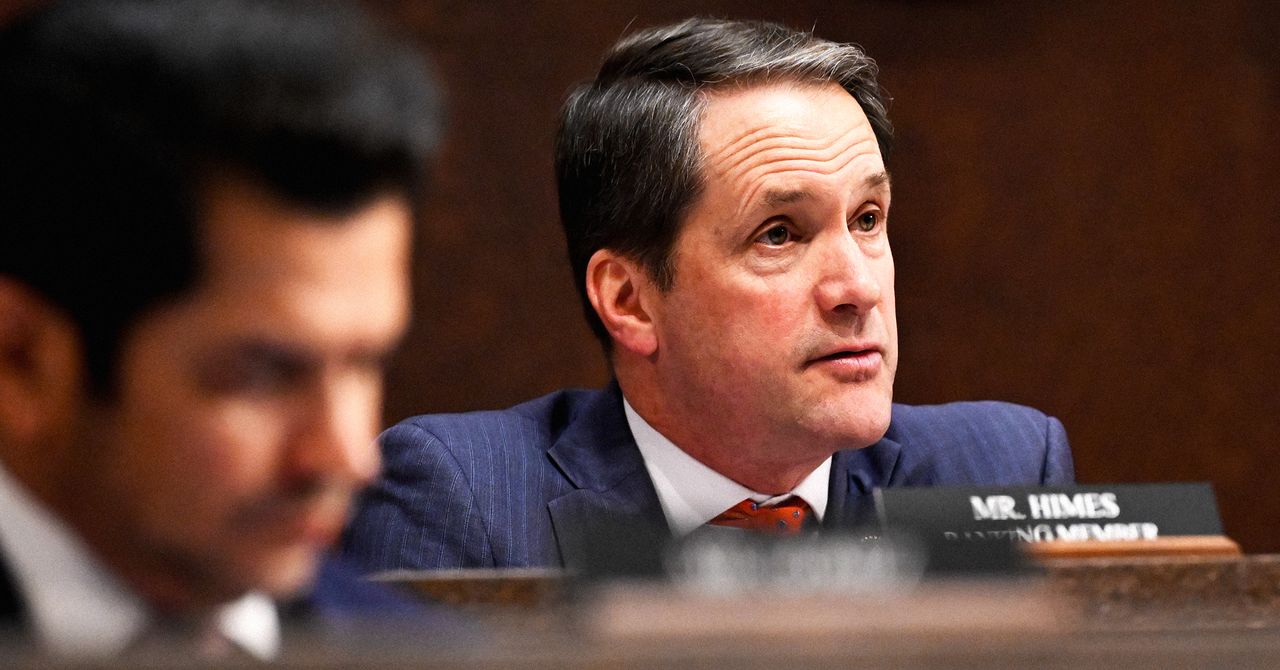 Um importante democrata está pedindo aos colegas que apoiem a máquina espiã de Trump