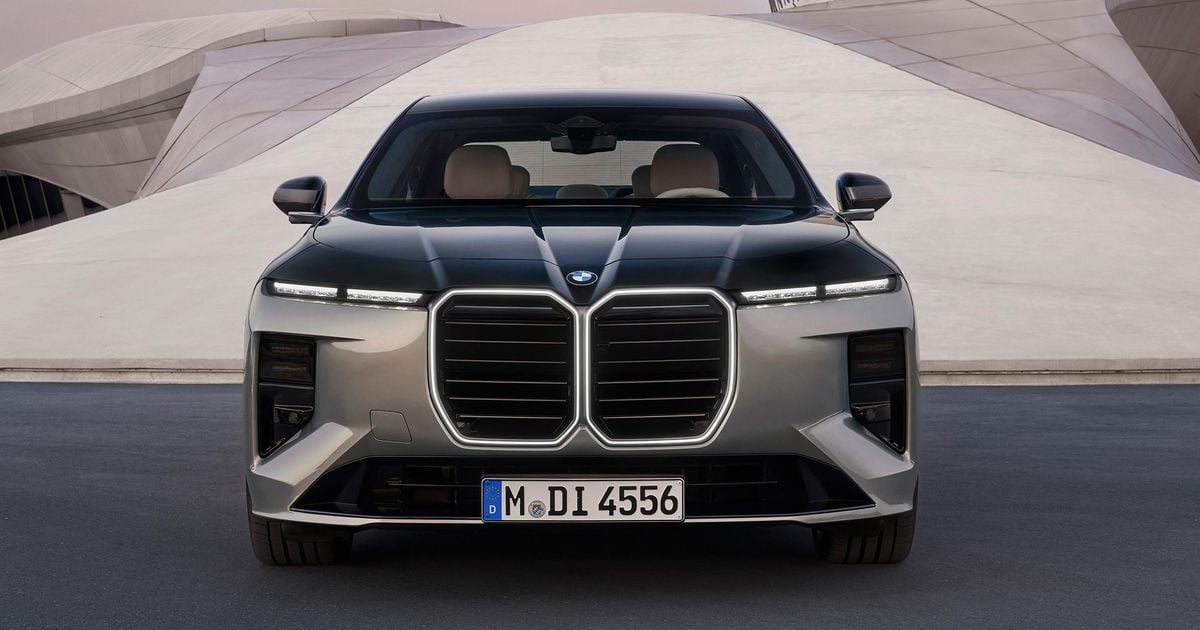 A atualização 2026 do BMW Série 7 traz novo design de classe, alcance de 720 km para i7 EV