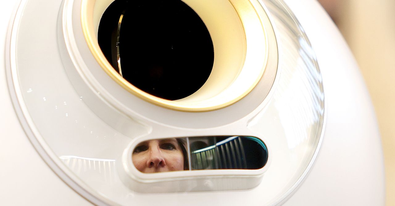 Olhar para o orbe de Sam Altman agora prova que você é humano no Tinder