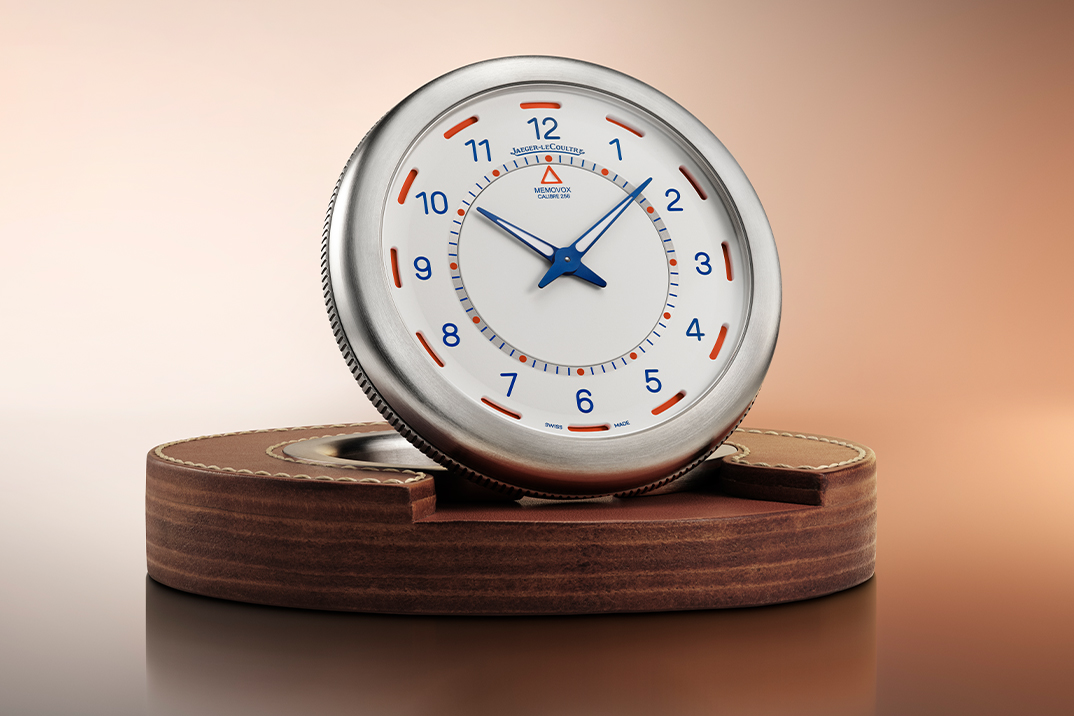 Jaeger-LeCoultre e Marc Newson reinventam o relógio de viagem como uma esfera de titânio do tamanho da palma da mão