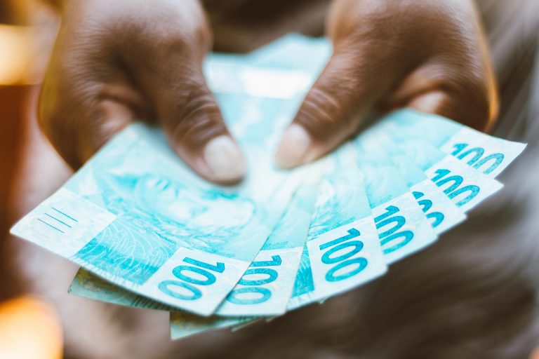 Projeto do governo prevê salário mínimo de R$ 1.717 em 2027 e define metas fiscais – Notícias