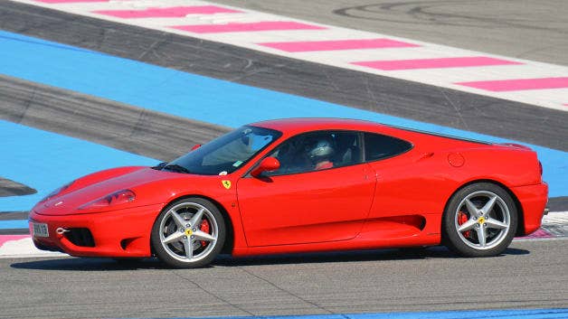 A Geração Z está juntando dinheiro para dirigir Ferraris e Porsches em vez de comprá-los