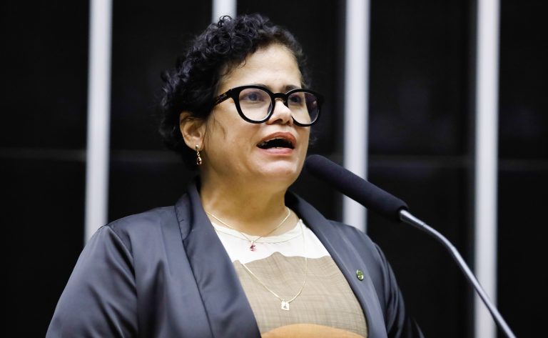 Projeto vincula cota mínima de candidatas à proporção de mulheres na população – Notícias