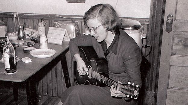 Connie Converse era um gênio da música folk. Então ela desapareceu