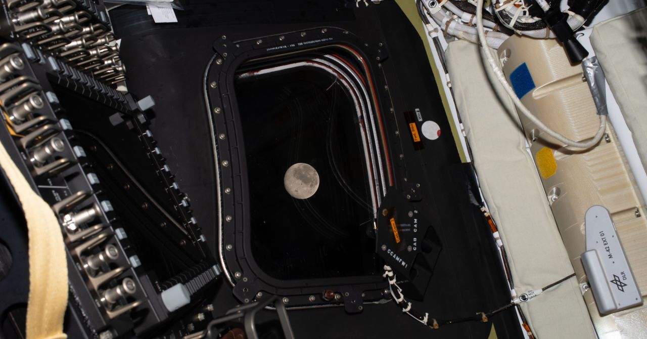 Artemis II retorna de voo histórico ao redor da Lua