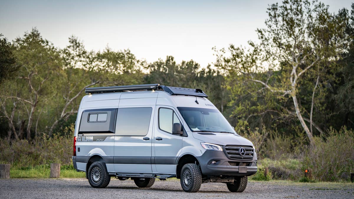 Esta van Mercedes-Benz foi transformada em uma luxuosa casa sobre rodas de US$ 219 mil