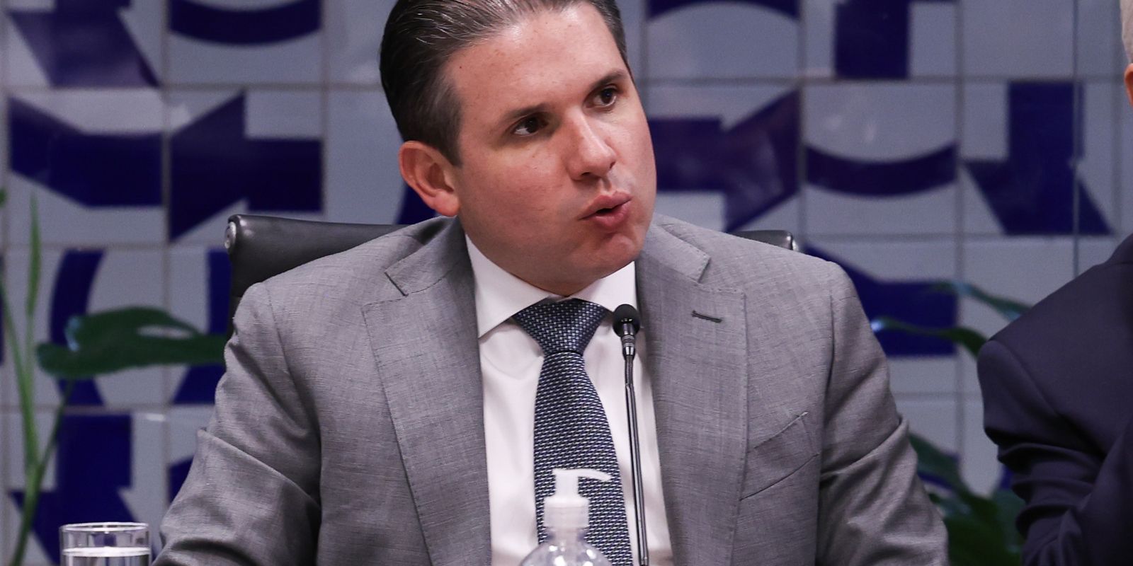 Motta convoca reunião de líderes para votar PL do fim da escala 6×1