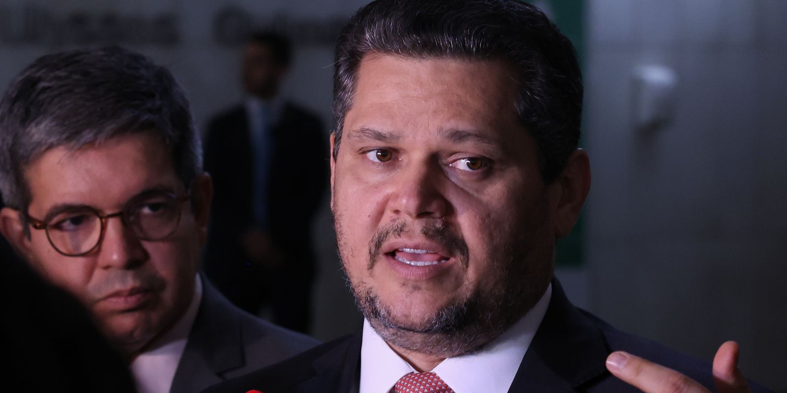 Alcolumbre mantém PEC 6×1 travada em semana esvaziada no Senado