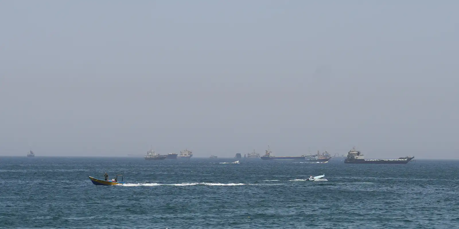 EUA lançam novos ataques ao Irã; forças iranianas fecham Ormuz