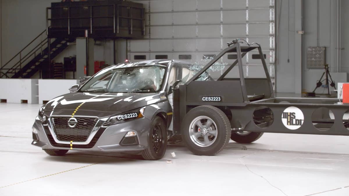 Toyota Camry vs. Segurança do Nissan Altima: um sedã está a quilômetros de distância