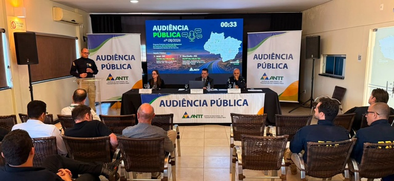 IAMGEM COM PESSOAS SENTADASE AO FUNDO A APRESENTAÇÃO DA AP — Agência Nacional de Transportes Terrestres