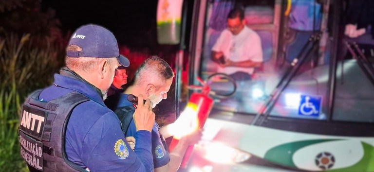 ANTT mostra remoção de veículo e transbordo seguro em fiscalização ao transporte clandestino — Agência Nacional de Transportes Terrestres