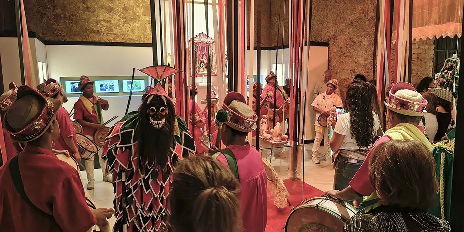Exposição em Niterói apresenta elementos do bordado e da folia de reis