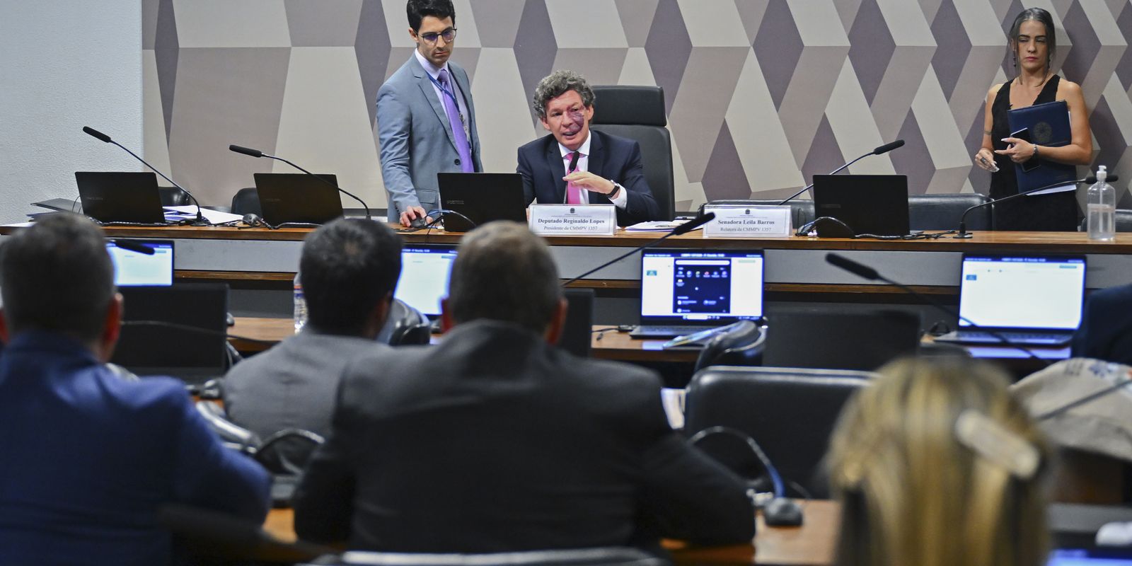 Ajustes no texto adiam votação da MP da “taxa das blusinhas”