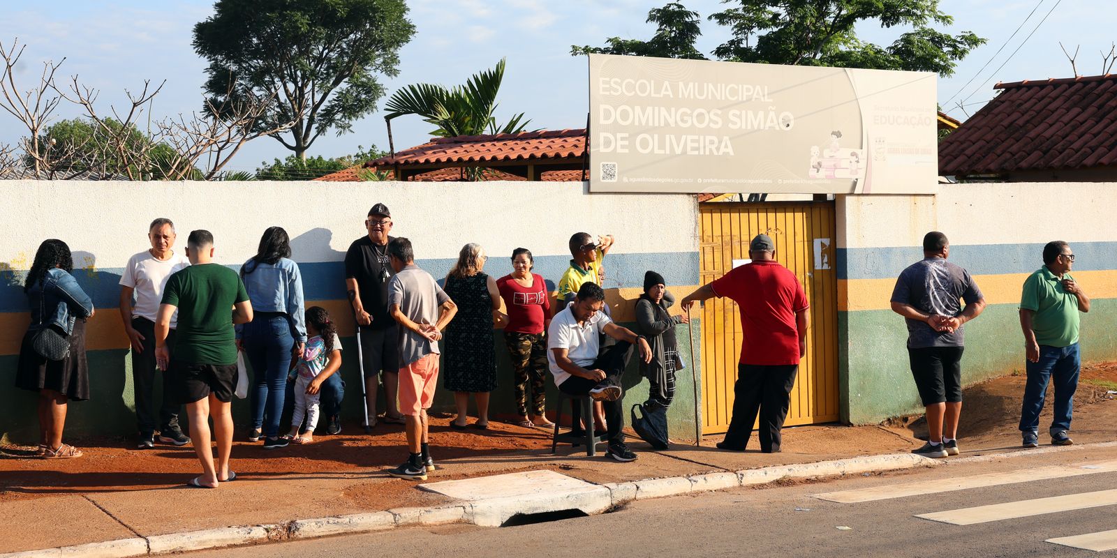 Analfabetos e ex-alunos votam sob emoção em escola que já foi curral