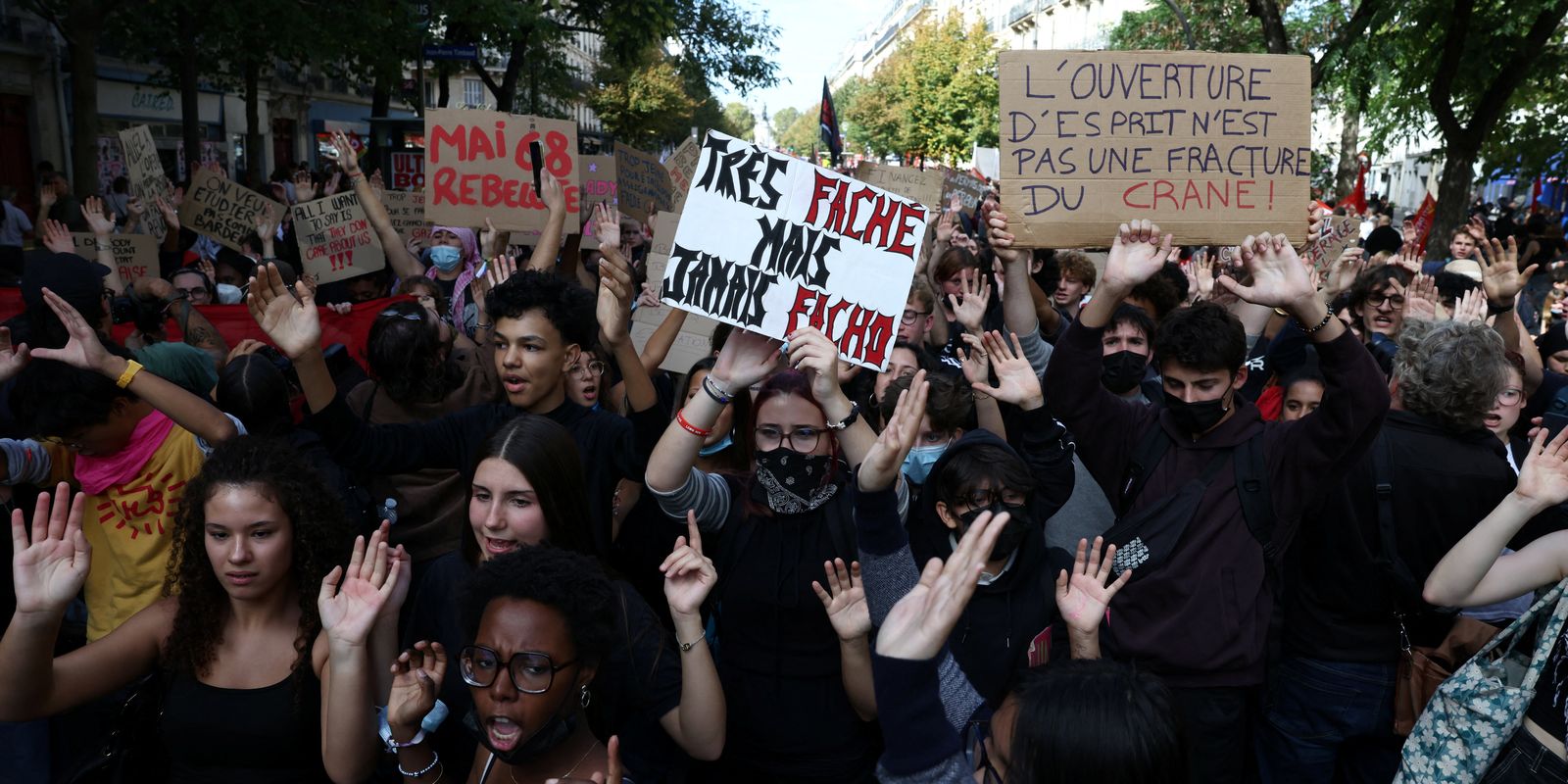 Alunos e professores protestam na França no maior dia de mobilização