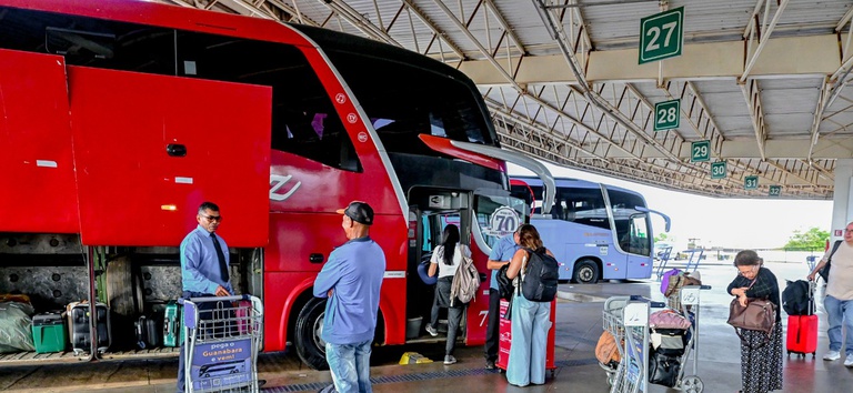 IMAGEM DE ONIBUS COM PESSOAS NA FRENTE