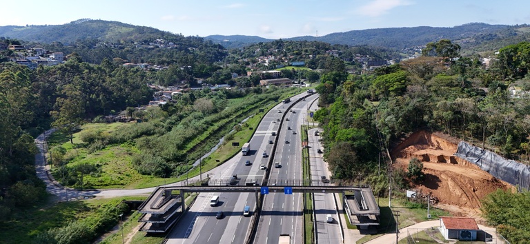 IMAGEM DA RODOVIA COM CARROS E AREA VERDE AO LADO