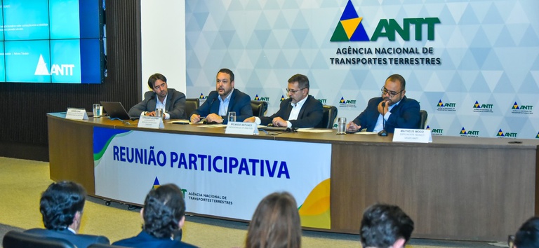 IMAGEM COM 4 PESSOAS NA BANCADA DA REUNIÃO PARTICIPATIVA — Agência Nacional de Transportes Terrestres