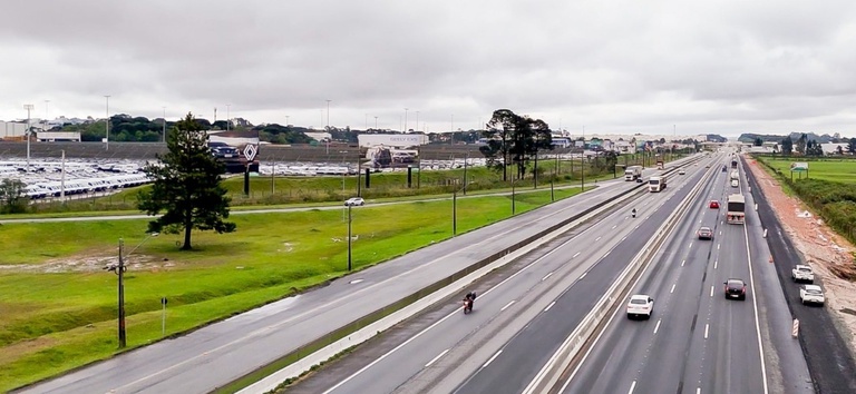 IMAGEM NA RODOVIA COM DIFERENTES CARROS