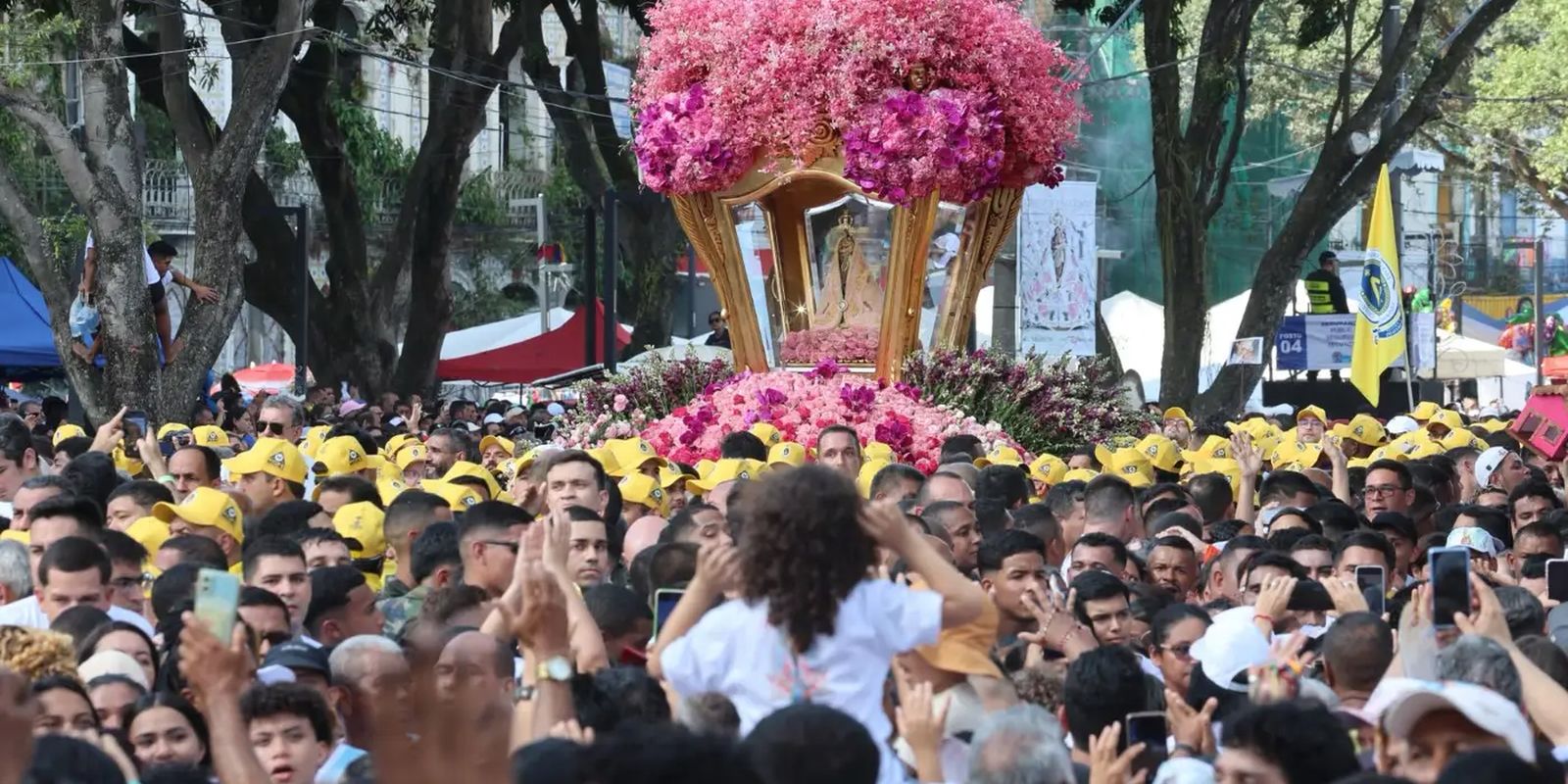 Círio de Nazaré: milhares de devotos visitam imagem de Nossa Senhora