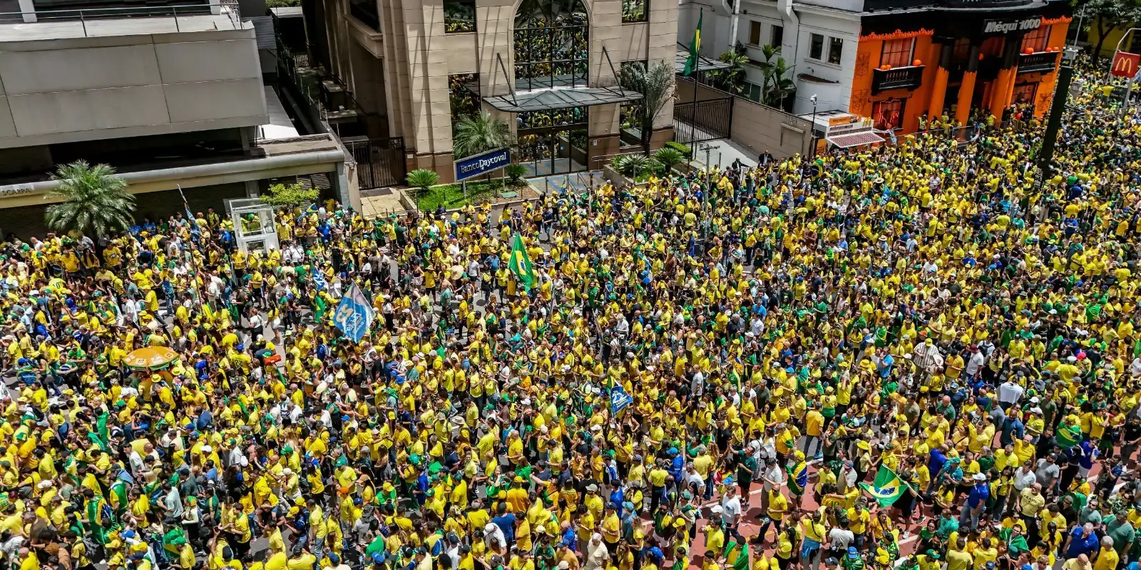 Campanha de Flávio Bolsonaro realiza manifestação na Paulista